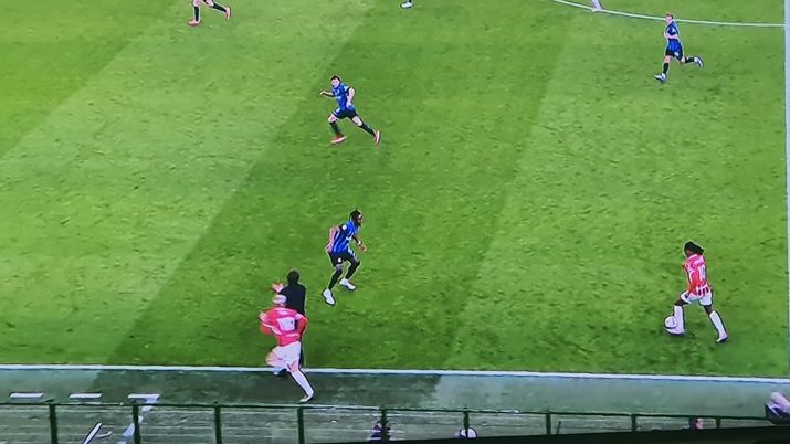 Milan-Inter, Theo Hernandez costretto a dribblare Inzaghi durante un’azione - immagine 1