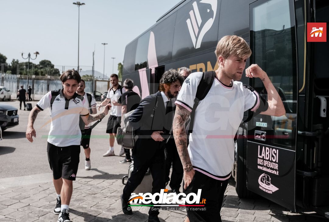 FOTO Palermo, il rientro al “Renzo Barbera” dopo la trasferta di Padova (Gallery) - immagine 25