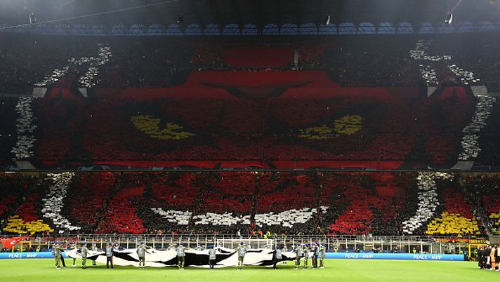 MILAN, ITALY - MAY 10: A general view of the inside of the stadium as fans of AC Milan form a TIFO in the shape of a Devil prior to the UEFA Champions League semi-final first leg match between AC Milan and FC Internazionale at San Siro on May 10, 2023 in Milan, Italy. (Photo by Marco Luzzani/Getty Images) Squadre con più tifosi al mondo: Milan vince derby con Inter, Juve e Roma in Top 15 - immagine 1