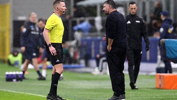 MILAN, ITALY - NOVEMBER 16: Referee, Alejandro Hernandez, speaks to Gennaro Gattuso, Head Coach of Italy, before showing him a yellow card during the FIFA World Cup 2026 qualifier match between Italy and Norway at San Siro Stadium on November 16, 2025 in Milan, Italy. (Photo by Marco Luzzani/Getty Images) L'Italia in casa non ne prendeva 4 da 70 anni: Gattuso chiede scusa