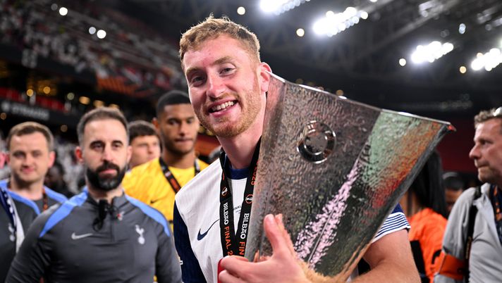 BILBAO, SPAIN - MAY 21: Dejan Kulusevski of Tottenham Hotspur celebrates with the UEFA Europa League trophy after his team's victory in the UEFA Europa League Final 2025 between Tottenham Hotspur and Manchester United at Estadio de San Mames on May 21, 2025 in Bilbao, Spain. (Photo by Justin Setterfield/Getty Images) Paratici lo conosce, qualità e limiti. Nazione: “Offerto Dejan Kulusevski” - immagine 1