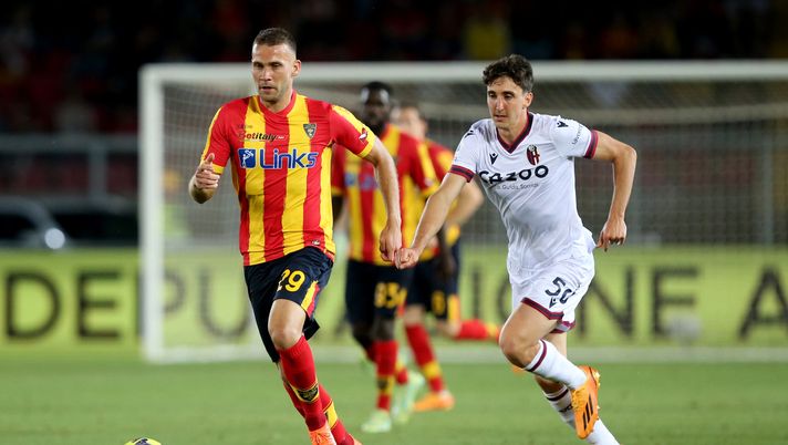 LECCE, ITALY - JUNE 04: Alexis Blin of Lecce competes for the ball with Andrea Cambiaso of Bologna during the Serie A match between US Lecce and Bologna FC at Stadio Via del Mare on June 04, 2023 in Lecce, Italy. (Photo by Maurizio Lagana/Getty Images) Lecce-Bologna: i pugliesi tirano tanto ma non impensieriscono, rossoblù cinici - immagine 1