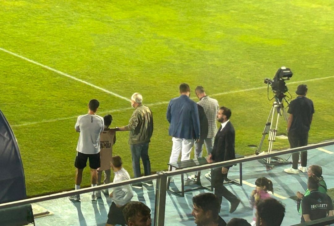 Il numero uno azzurro non si sottrae alle attenzioni dei bambini