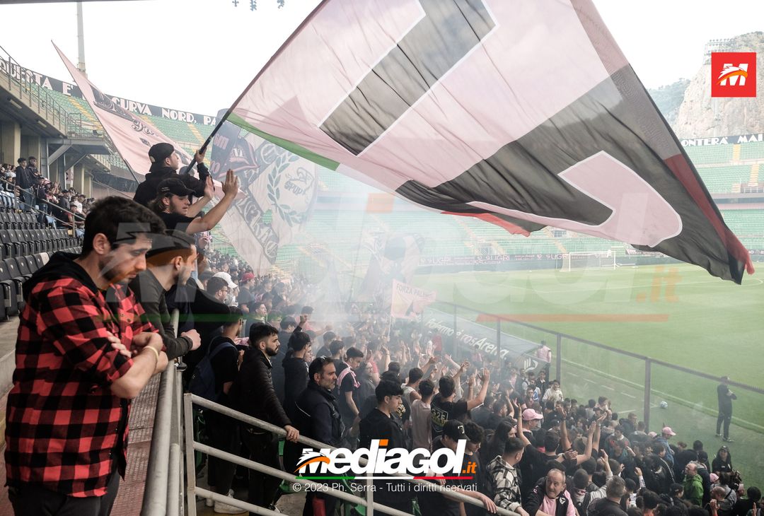 FOTO PALERMO, verso il Cagliari: la carica dei tifosi al “Barbera” (GALLERY)- immagine 1