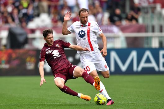 TURIN, ITALY - MAY 07: Aleksey Miranchuk of Torino FC is challenged by Carlos Augusto of AC Monza during the Serie A match between Torino FC and AC Monza at Stadio Olimpico di Torino on May 07, 2023 in Turin, Italy. (Photo by Valerio Pennicino/Getty Images) Torino, terza vittoria esterna con clean sheet dopo 53 anni. Ma in casa…- immagine 3