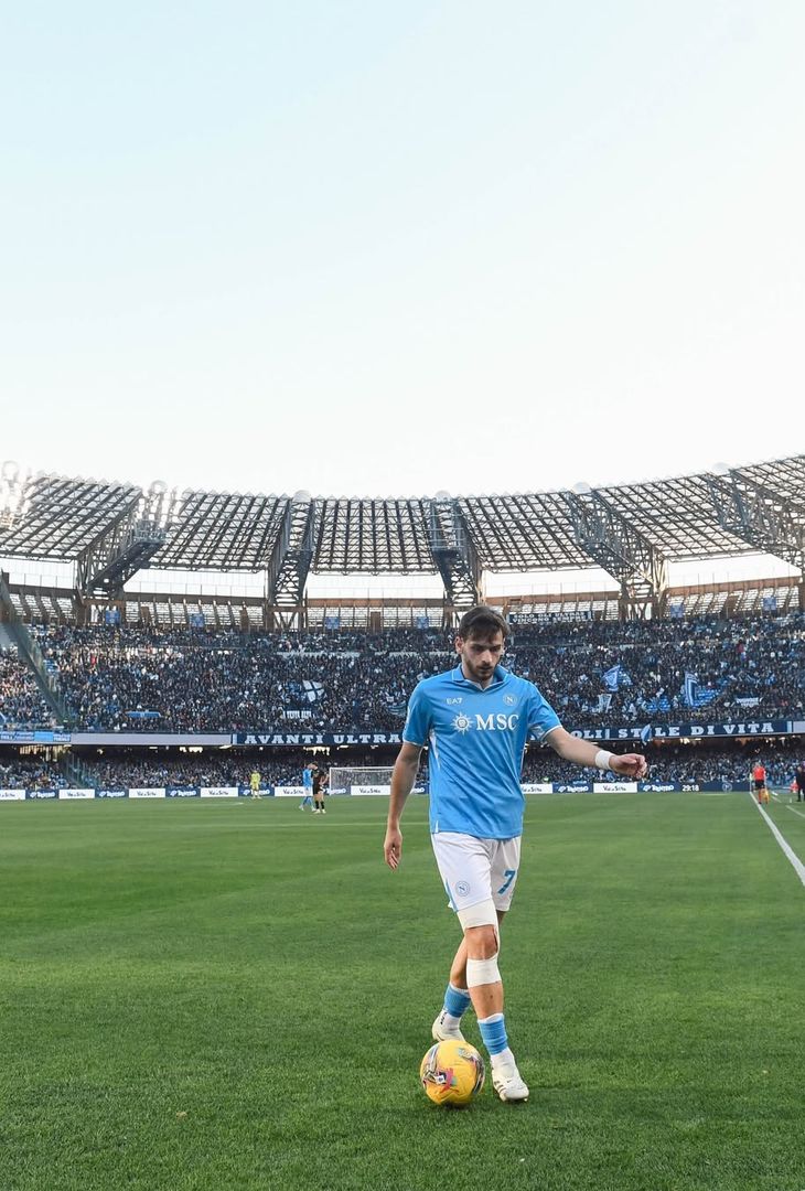 “Per sempre il nostro 77!”: il Napoli celebra sui social i 25 anni di Kvara – GALLERY - immagine 12