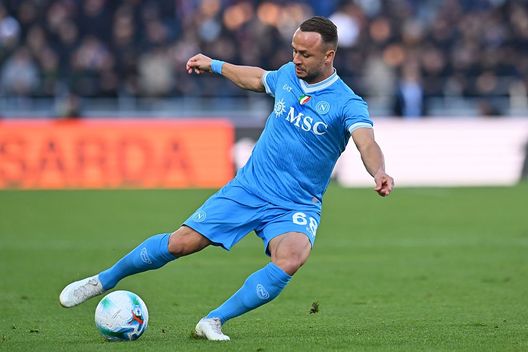 Bologna, Italia - 9 novembre 2025: Stanislav Lobotka durante il match contro il Bologna. (Foto di Alessandro Sabattini/Getty Images) Napoli-Atalanta, dove vedere il big match in diretta tv e streaming LIVE- immagine 2