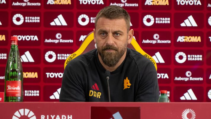 ROME, ITALY - APRIL 05: AS Roma coach Daniele De Rossi during a press conference at Centro Sportivo Fulvio Bernardini on April 05, 2024 in Rome, Italy. (Photo by Fabio Rossi/AS Roma via Getty Images) Roma-Bologna, domani alle 10.30 la conferenza stampa di De Rossi - immagine 1