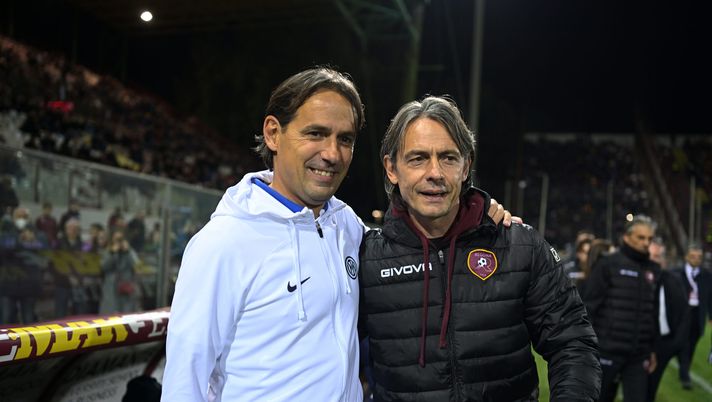 REGGIO CALABRIA, ITALY - DECEMBER 22: Head coach of FC Internazionale Simone Inzaghi embrace head coach of Reggina Filippo Inzaghi before the friendly match between Reggina and FC Internazionale at Stadio Oreste Granillo on December 22, 2022 in Reggio Calabria, Italy. (Photo by Mattia Ozbot - Inter/Inter via Getty Images) L’Inzaghi sbagliato: anche i tifosi dell’Al-Hilal scambiano Simone con Pippo - immagine 1