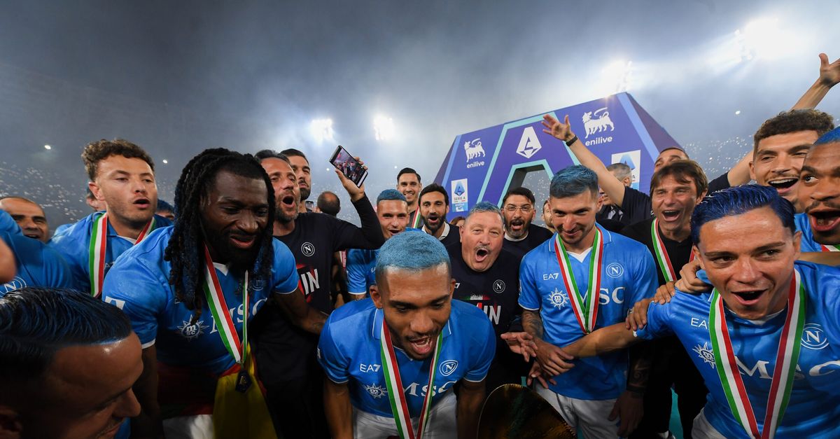 Scudetto Napoli, la festa: in campo giocatori con i capelli tinti di azzurro Scudetto Napoli, la festa: in campo giocatori con i capelli tinti di azzurro