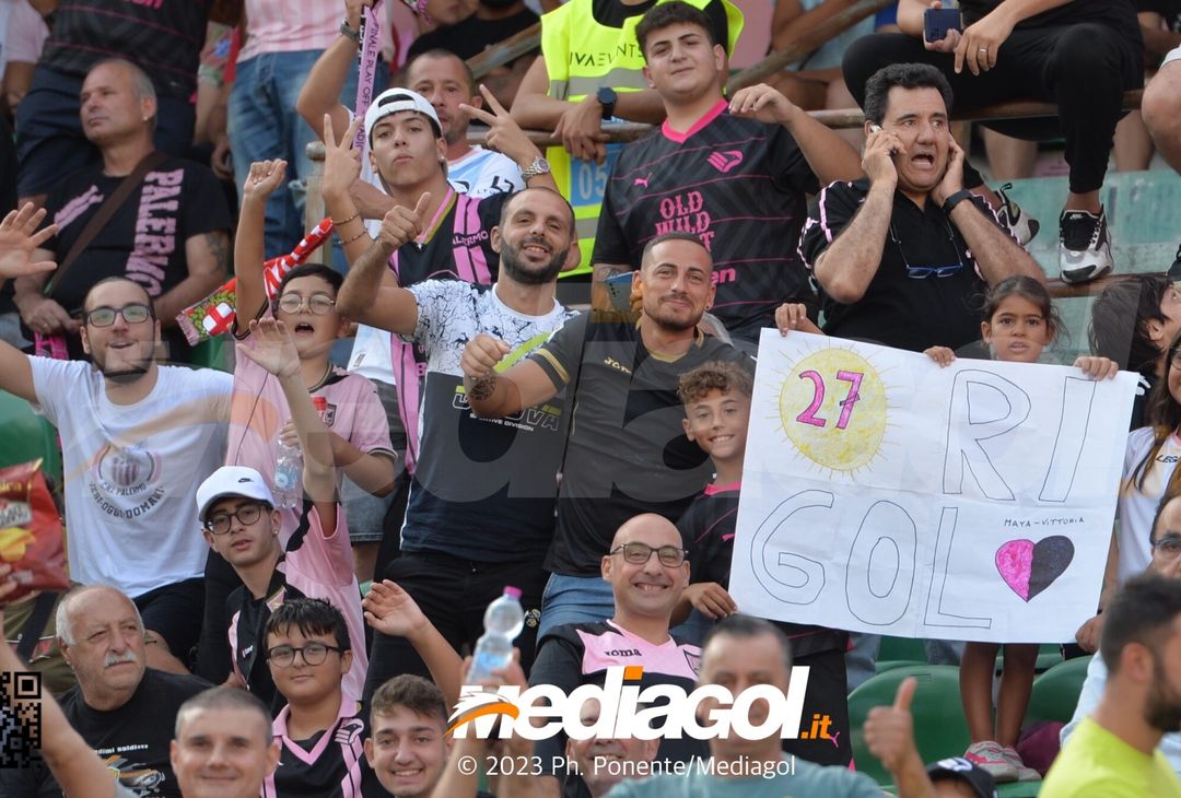 FOTOTIFO Palermo-Feralpisalò 3-0, gli scatti ai tifosi al “Renzo Barbera” (GALLERY) - immagine 19
