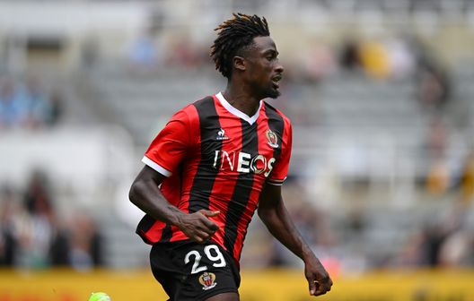 L'attaccante del Nizza, Ewann Guessand, in azione durante il match amichevole giocato questa estate in Inghilterra contro la Fiorentina (Foto di Stu Forster/ Getty Images) Monaco favorito contro il Nizza, ma occhio alle sorprese: il pronostico del derby- immagine 3