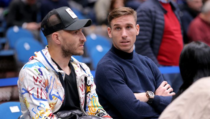 MILAN, ITALY - FEBRUARY 20: Gabriel Paletta, football palyer of A.C.Monza and Lucas Biglia, football player of A.C. Milan attending the 2019/2020 Turkish Airlines EuroLeague Regular Season Round 25 match between AX Armani Exchange Milan and Khimki Moscow Region at Mediolanum Forum on February 20, 2020 in Milan, Italy. (Photo by Giuseppe Cottini/Euroleague Basketball via Getty Images) Biglia in panchina, Paletta suo assistente: pronti a ripartire da un club milanese - immagine 1
