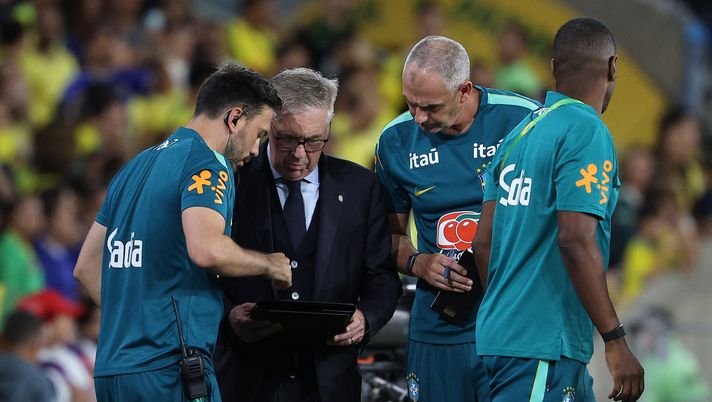 RIO DE JANEIRO, BRAZIL - MAY 31: Carlo Ancelotti, Head Coach of Brazil chats with his assistants during the international friendly match between Brazil and Panama at Maracana Stadium on May 31, 2026 in Rio de Janeiro, Brazil. (Photo by Wagner Meier/Getty Images) Brasile-Norvegia, pronostico da brividi: occhio al colpo Marquinhos e al risultato esatto - immagine 1