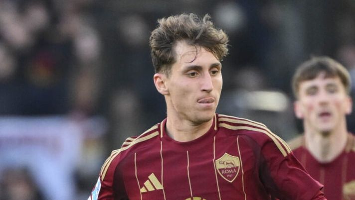 ROME, ITALY - MARCH 16: AS Roma player Tommaso Baldanzi during the Serie A match between AS Roma and Cagliari at Stadio Olimpico on March 16, 2025 in Rome, Italy. (Photo by Luciano Rossi/AS Roma via Getty Images) Verona, procede spedita la trattativa con la Roma per Baldanzi: le ultime novità - immagine 1
