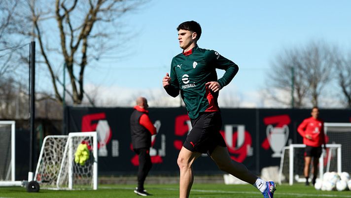 CAIRATE, ITALY - FEBRUARY 20: Davide Bartesaghi of AC Milan in action during an AC Milan Training Session at Milanello on February 20, 2026 in Cairate, Italy. (Photo by Giuseppe Cottini/AC Milan via Getty Images) bartesaghi-rinnovo-contratto-milan-maignan