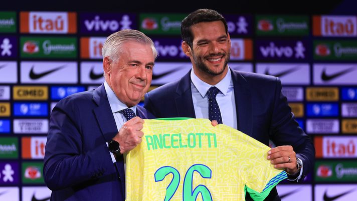 RIO DE JANEIRO, BRAZIL - MAY 26: Carlo Ancelotti receives the Brazilian national team shirt from the hands of President of the Brazilian Football Confederation (CBF), Samir Xaud during a press conference at Grand Hyatt Hotel on May 26, 2025 in Rio de Janeiro, Brazil. (Photo by Buda Mendes/Getty Images) Brasile, Ancelotti si presenta: “Qui per il sesto Mondiale. L’Italia non mi ha cercato” - immagine 1