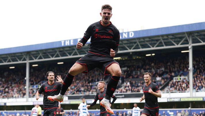 LONDON, ENGLAND - OCTOBER 18: Mihailo Ivanovic of Millwall celebrates after scoring his side's second goal during the Sky Bet Championship match between Queens Park Rangers and Millwall at Loftus Road on October 18, 2025 in London, England. (Photo by Harry Murphy/Getty Images) Millwall-Sheffield in diretta streaming gratis: dove vedere la partita - immagine 1