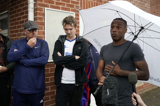 BURY, INGHILTERRA - 28 AGOSTO: Il giocatore del Bury FC Neil Dans (R). (Photo by Christopher Furlong/Getty Images) L’allenatore del Southport Neil Danns squalificato per 65 scommesse sul calcio- immagine 3