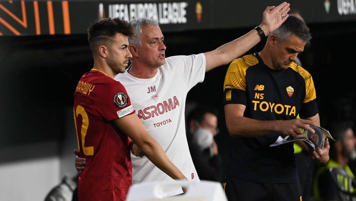 SEVILLE, SPAIN - OCTOBER 13: AS Roma player Stephan El Shaarawy and coach Josè Mourinhoduring the UEFA Europa League group C match between Real Betis and AS Roma at Estadio Benito Villamarin on October 13, 2022 in Seville, Spain. (Photo by Luciano Rossi/AS Roma via Getty Images) Volpato-Sassuolo pista calda, El Shaarawy firma. E ora anche Mou può rinnovare - immagine 1