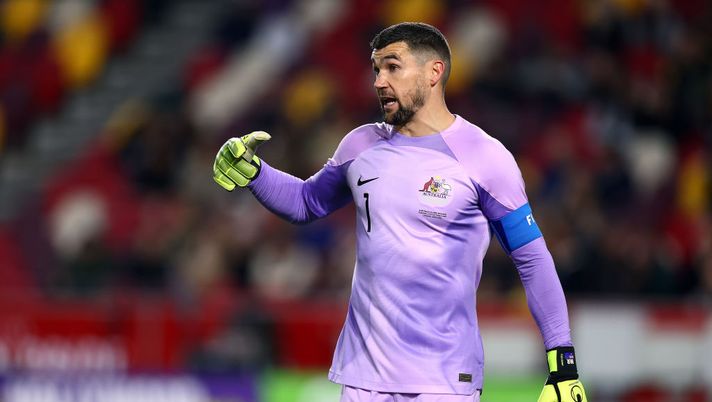 BRENTFORD, ENGLAND - OCTOBER 17: Mathew Ryan of the Australia Subway Socceroos instructs his team during the Trans-Tasman Trophy international friendly match between Australia Subway Socceroos and New Zealand All Whites at Gtech Community Stadium on October 17, 2023 in Brentford, England. (Photo by Bryn Lennon/Getty Images) Ryan, portiere giramondo per la Roma: l’Australia, la vacanza in Italia e… Mia Khalifa - immagine 1