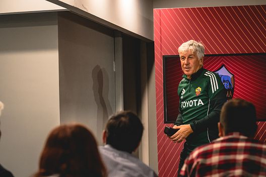 ROME, ITALY - NOVEMBER 01: AS Roma coach Gian Piero Gasperini during a press conference at Centro Sportivo Fulvio Bernardini on November 01, 2025 in Rome, Italy. (Photo by Fabio Rossi/AS Roma via Getty Images) 23 convocati Roma: tutti disponibili, tranne Angelino e Ferguson