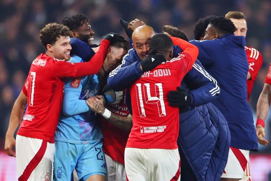 Nuno Espirito Santo, allenatore del Nottingham Forest, esulta con Callum Hudson-Odoi dopo la vittoria in Fa Cup sull'Ipswich (Photo by Molly Darlington/Getty Images) Nottingham Forest, Nuno Espirito Santo rinnova per altri tre anni- immagine 2