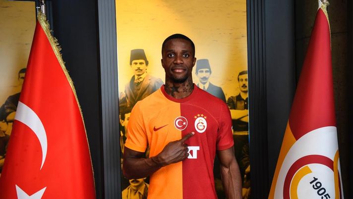 Foto Twitter Galatasaray Mercato, ora è ufficiale: Zaha al Galatasaray - immagine 1