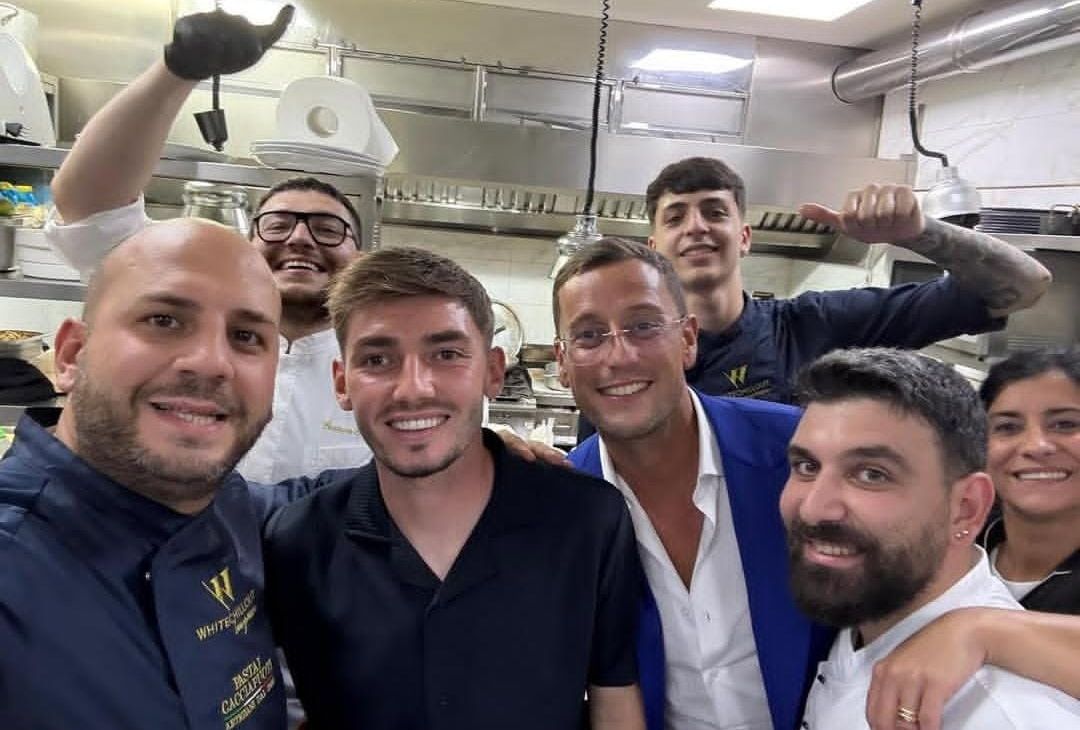 Serata di relax in vista del match di domani contro il Pisa per mister Conte. Il tecnico del Napoli, assieme al suo vice Christian Stellini e all'azzurro Billy Gilmour, ha fatto visita al noto ristorante White Chill Out, sito sul lungomare di Pozzuoli, in provincia di Napoli. Di seguito, dunque, gli scatti pubblicati dalla pagina Instagram del locale, di cui uno ritraente il momento in cui Conte ha regalato una copia del suo libro.