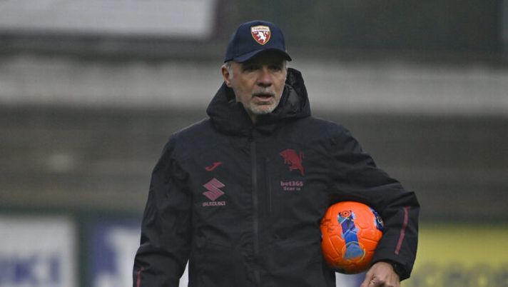 TURIN, ITALY - NOVEMBER 15: Marco Baroni Head Coach of Torino FC during the Torino FC training session at Stadio Filadelfia on November 15, 2025 in Turin, Italy. (Photo by Stefano Guidi - Torino FC/Torino FC 1906 via Getty Images) Baroni: “Ecco chi gioca in porta! Simeone, Adams, Vlasic, Zapata e Coco da valutare” - immagine 1