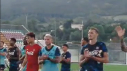 Il saluto tra i giocatori azzurri e i tifosi: il Napoli torna in città