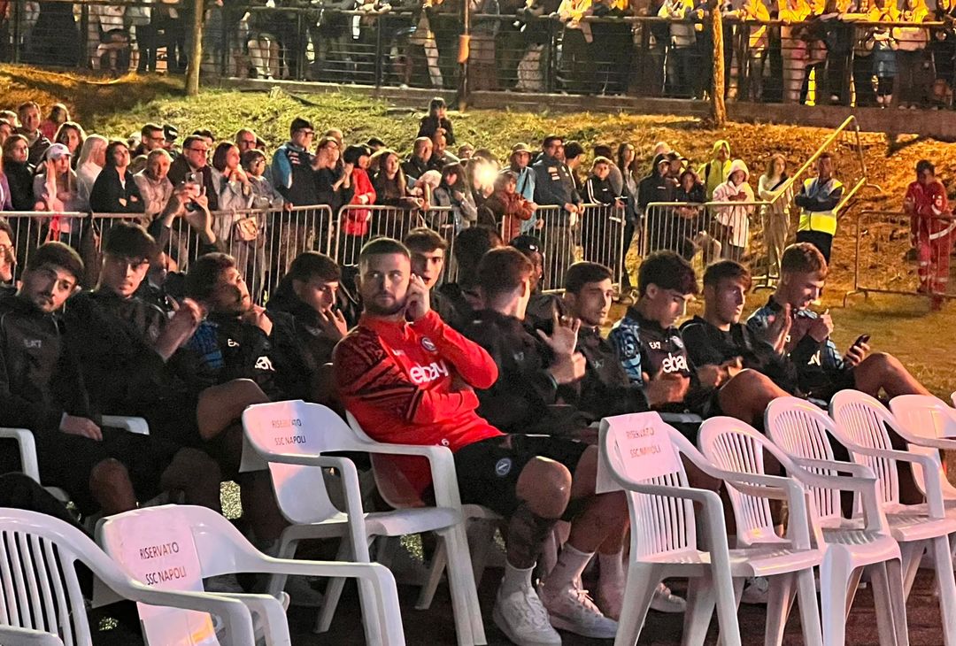 I giovani calciatori del Napoli assistono alla serata rap a Piazza della Pace a Dimaro