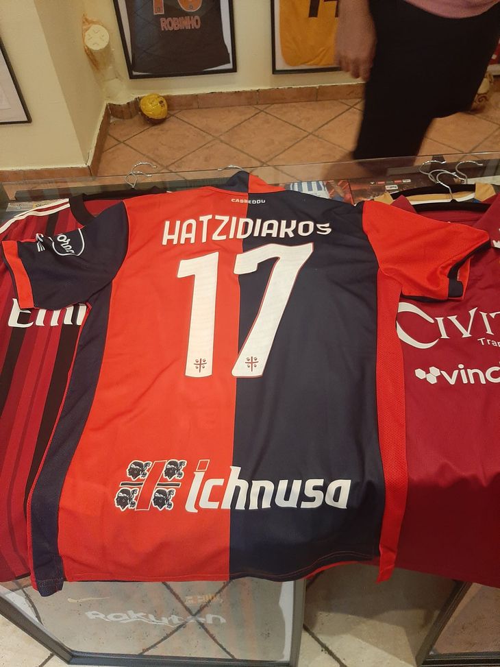 VN al museo del calcio del Pireo: Xavi, Messi e le storie del collezionista Notis- immagine 5