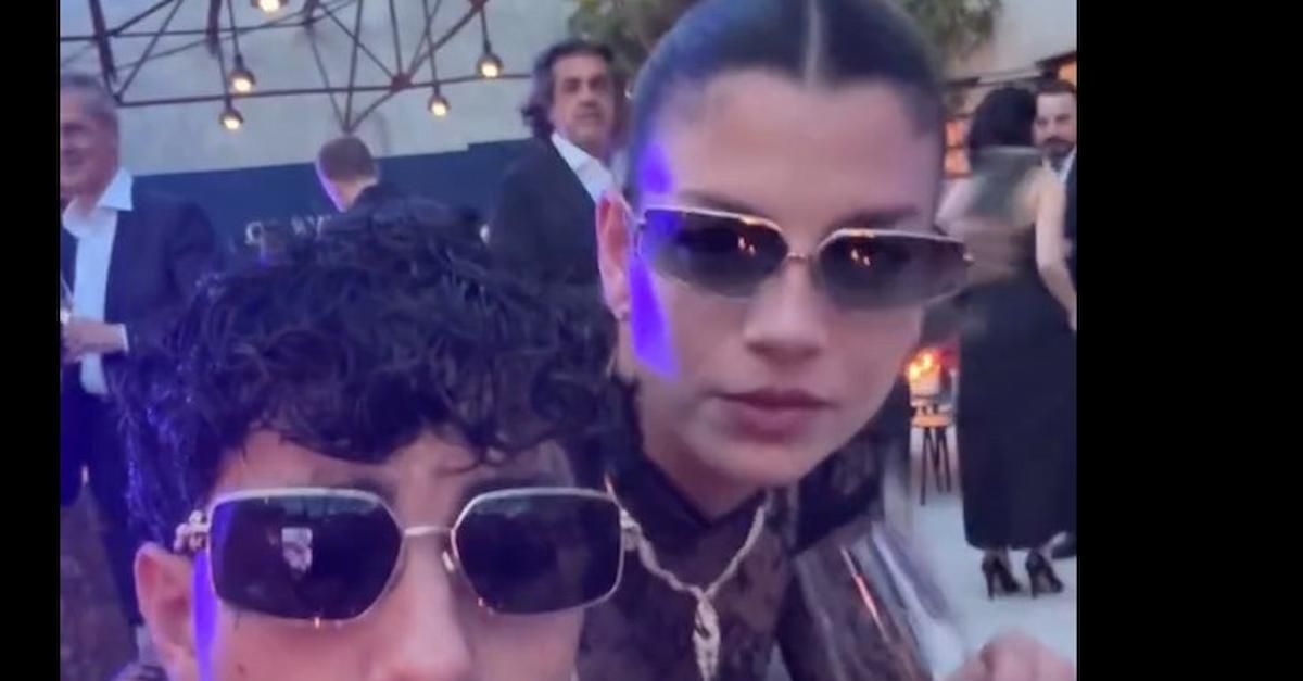 VIDEO / Evento Tiffany a Milano: Tony Effe in posa con Emma VIDEO / Evento Tiffany a Milano: Tony Effe in posa con Emma