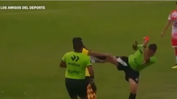 Follia in Coppa del Perù: l’arbitro colpisce con un calcio un membro dello staff