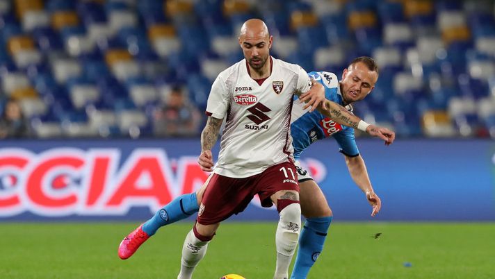 NAPLES, ITALY - FEBRUARY 29: Simone Zaza of Torino FC vies with Stanislav Lobotka of SSC Napoli during the Serie A match between SSC Napoli and Torino FC at Stadio San Paolo on February 29, 2020 in Naples, Italy. (Photo by Francesco Pecoraro/Getty Images) Le tre sentenze di Napoli-Torino 2-1: i granata sono ancora incapaci di reagire- immagine 2