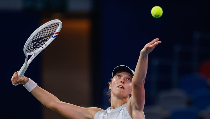 WUHAN, CHINA - OCTOBER 9: Iga Świątek of Poland serves against Belinda Bencic of Switzerland in the Women's Singles Round of 16 match during day six of the 2025 Wuhan Open at Optics Valley International Tennis Center on October 9, 2025 in Wuhan, China. (Photo by Wang He/Getty Images) Streaming WTA Tokyo | Diretta TV, date e dove vedere guardare il torneo gratis - immagine 1