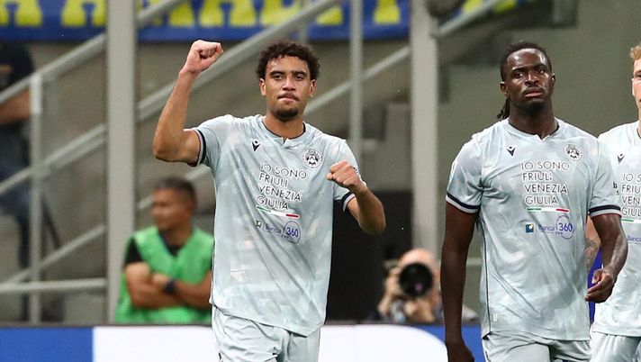 MILAN, ITALY - AUGUST 31: Arthur Atta of Udinese celebrates scoring his team's second goal during the Serie A match between FC Internazionale and Udinese Calcio at Giuseppe Meazza Stadium on August 31, 2025 in Milan, Italy. (Photo by Marco Luzzani/Getty Images) Atta, ds Udinese a fine stagione: “E’ un mix tra Zidane e Bellingham” - immagine 1