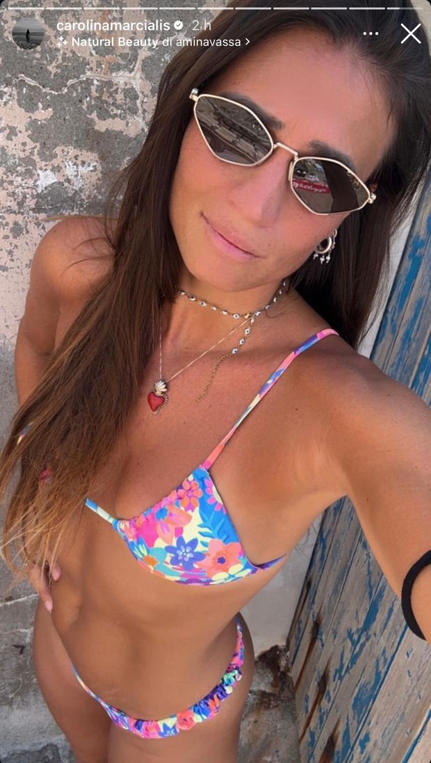 Carolina Marcialis, scatto super sexy. Lady Cassano incanta in costume: fisico straordinario- immagine 2