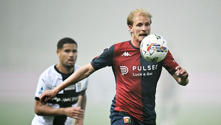 PARMA, ITALY - NOVEMBER 04: Morten Thorsby of Genoa looks at the ball during the Serie A match between Parma and Genoa at Stadio Ennio Tardini on November 04, 2024 in Parma, Italy. (Photo by Alessandro Sabattini/Getty Images) Un super Pinamonti riporta il Genoa alla vittoria: Parma battuto 1-0 al Tardini - immagine 1