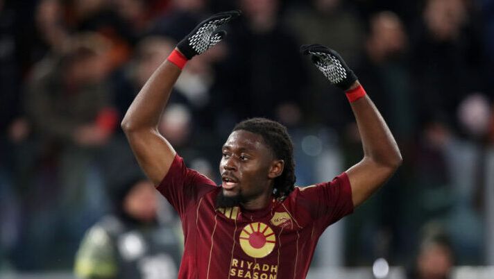 ROME, ITALY - DECEMBER 07: Manu Kone of AS Roma celebrates scoring his team's fourth goal during the Serie A match between AS Roma and Lecce at Stadio Olimpico on December 07, 2024 in Rome, Italy. (Photo by Paolo Bruno/Getty Images) Koné: “Il ruolo non fa differenza, l’esultanza la facevo con Thuram! Ranieri, se resta…” - immagine 1