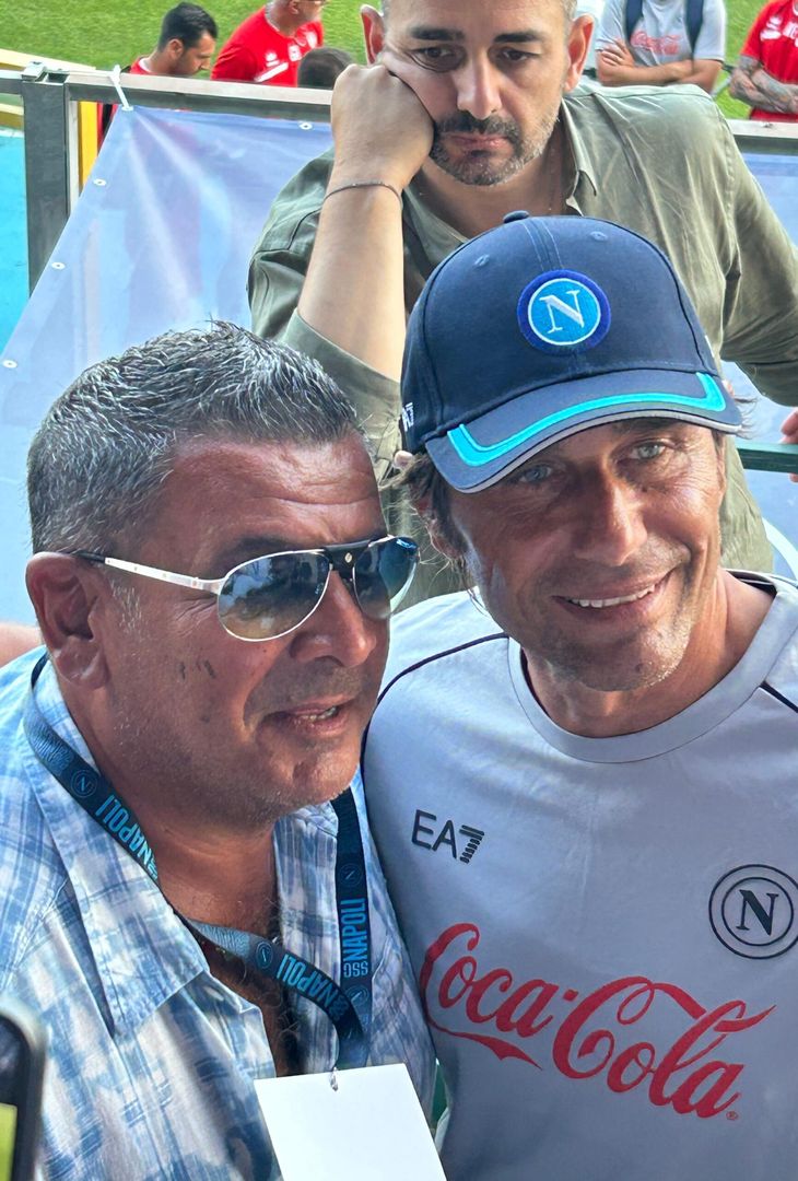 GALLERY Conte salta in tribuna tra il pubblico: selfie e scatti con i supporter - immagine 11