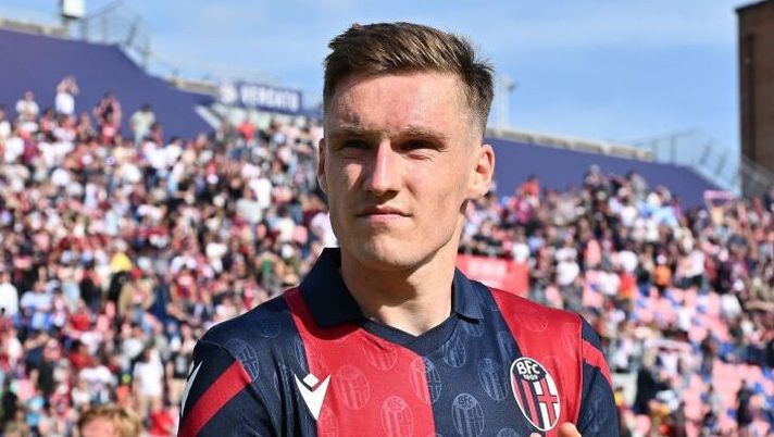 BOLOGNA, ITALY - APRIL 28: Michel Aebischer of Bologna FC greets his fans during the Serie A TIM match between Bologna FC and Udinese Calcio at Stadio Renato Dall'Ara on April 28, 2024 in Bologna, Italy. (Photo by Alessandro Sabattini/Getty Images) Pisa, il migliore in campo è una sorpresa. Bene Aebischer, Marin e Angori - immagine 1