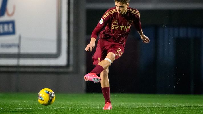 ROME, ITALY - FEBRUARY 10: Alessandro Di Nunzio of AS Roma in action during the Primavera 1 match between AS Roma and Fiorentina at Stadio Tre Fontane on February 10, 2025 in Rome, Italy. (Photo by Fabio Rossi/AS Roma via Getty Images) Roma Primavera, Di Nunzio: “Vogliamo vendicare l’anno scorso. Sogno la Serie A” - immagine 1