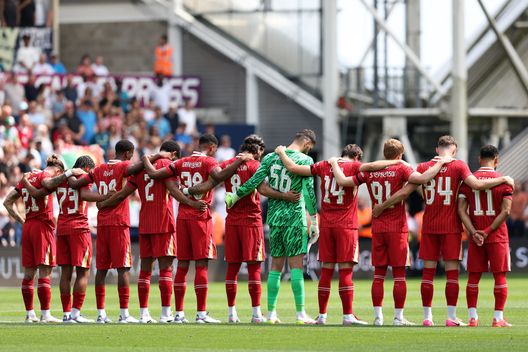 Il minuto di raccoglimento prima di Preston-Liverpool (Photo by Matt McNulty/Getty Images) Liverpool, l’amichevole col Preston diventa un omaggio a Diogo Jota- immagine 3