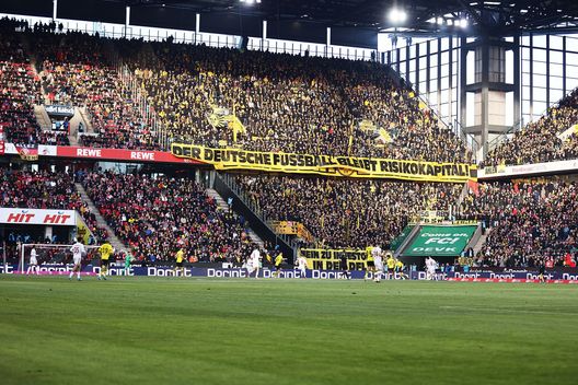 Bundesliga, Colonia-Dortmund sospesa 3 minuti per lancio monete di cioccolato…- immagine 2