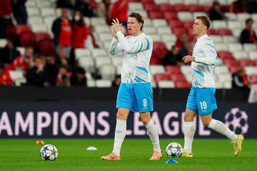 LISBON, PORTUGAL - DECEMBER 10: Scott McTominay of SSC Napoli applauds the fans in the warm up prior to the UEFA Champions League 2025/26 League Phase MD6 match between SL Benfica and SSC Napoli at on December 10, 2025 in Lisbon, Portugal. (Photo by Gualter Fatia/Getty Images)