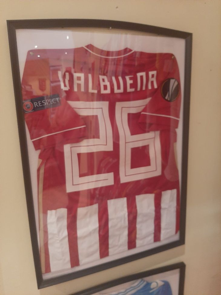 VN al museo del calcio del Pireo: Xavi, Messi e le storie del collezionista Notis- immagine 11