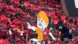 Coreografia pazzesca nel derby, i tifosi del Galatasaray omaggiano Ciro Mertens!