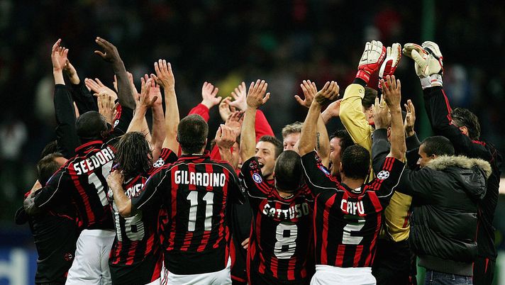 MILAN, ITALY - MAY 02:  The Milan team celebrate after winning the UEFA Champions League Semi Final between AC Milan and Manchester United at the San Siro stadium onMay2, 2007 in Milan, Italy  (Photo by Mike Hewitt/Getty Images)  Champions-League-Feyenoord-Milan